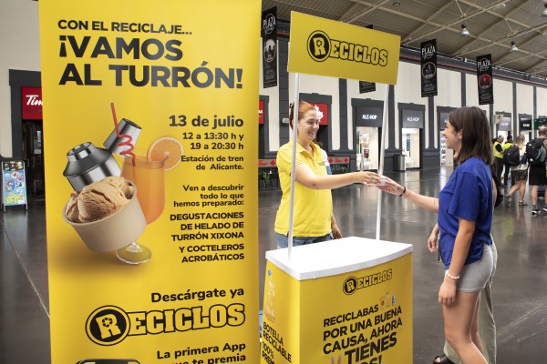 Ecoembes organiza acciones en Alicante para dar a conocer la app 'Reciclos'
