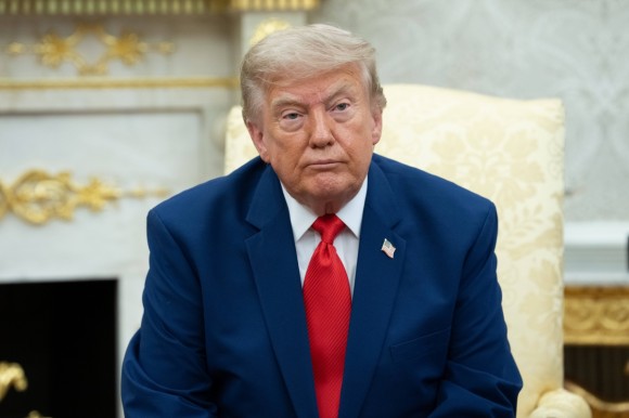 Trump avisa a las farmacéuticas de que aumentará los aranceles a los medicamentos genéricos hasta el 200%