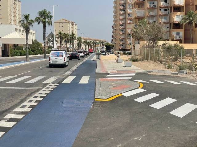 Arreglan el tramo de acera y de carril bici de La Manga afectado por la demolición del centro comercial en el kilómetro 7