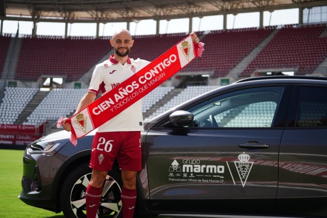 El delantero Ekain abandona el Real Murcia, que busca una cesión para el medio Sekou 