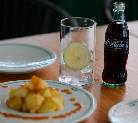 Los españoles disfrutan más de sus bebidas en una terraza, con amigos y acompañada de unas bravas