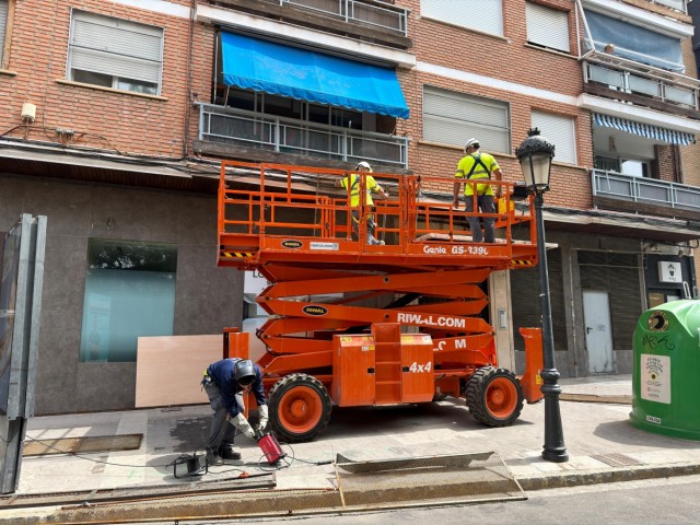 La Cordà de Paterna calienta motores con el inicio del montaje de cerramientos y protecciones en la calle Mayor