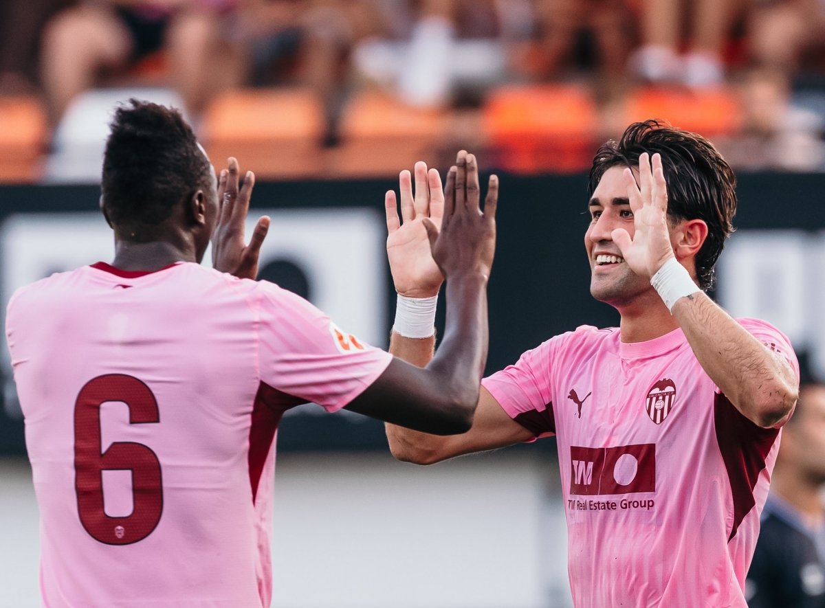 El Valencia CF supera al Eldense y suma su primer triunfo del verano
