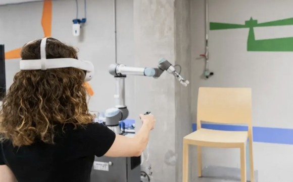  La UPV desarrolla un robot para pintar muebles que imita el movimiento humano