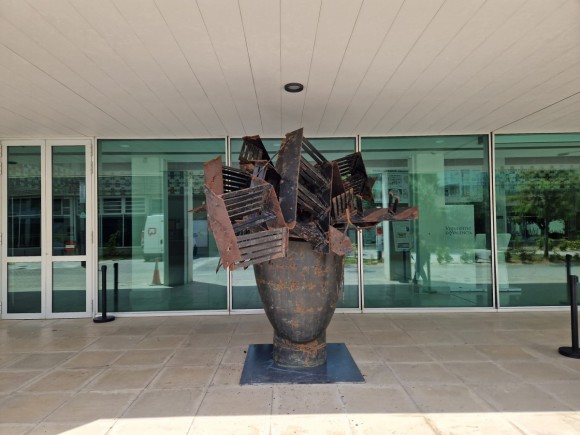 La escultura 'Amélie III' de Manolo Valdés desembarca en la Universitat de València