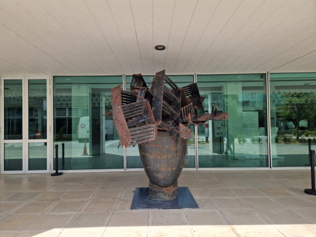La escultura 'Amélie III' de Manolo Valdés desembarca en la Universitat de València