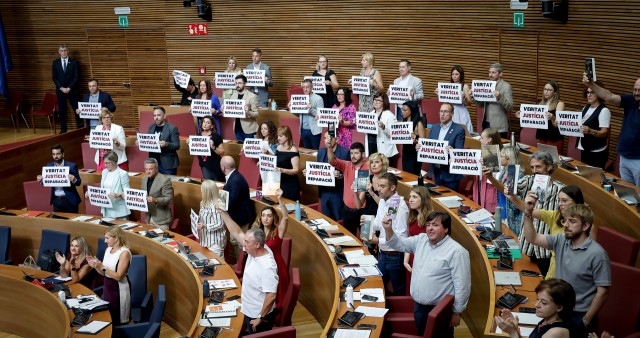 El PP y Vox aprueban su Ley de Concordia frente a carteles de 