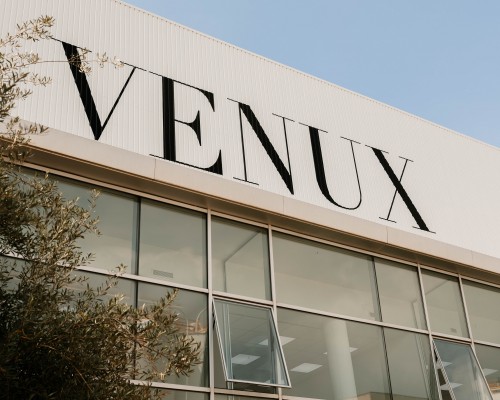 Venux irrumpe en el mercado con una propuesta de piedra sinterizada para el lujo accesible