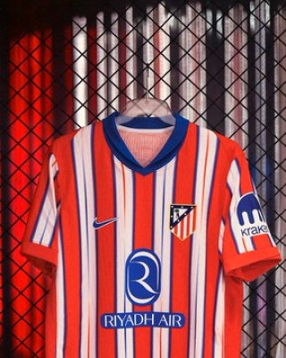 El Atlético presenta su nueva camiseta, con el escudo clásico y en homenaje a la temporada del 'doblete'