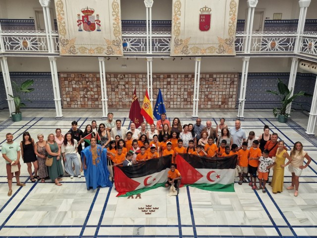 La Asamblea Regional recibe a los jóvenes saharauis del Programa 'Vacaciones en Paz'
