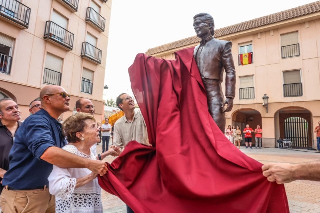 Elda rinde homenaje a Pedrito Rico con la inauguración de su escultura en la Plaza Mayor