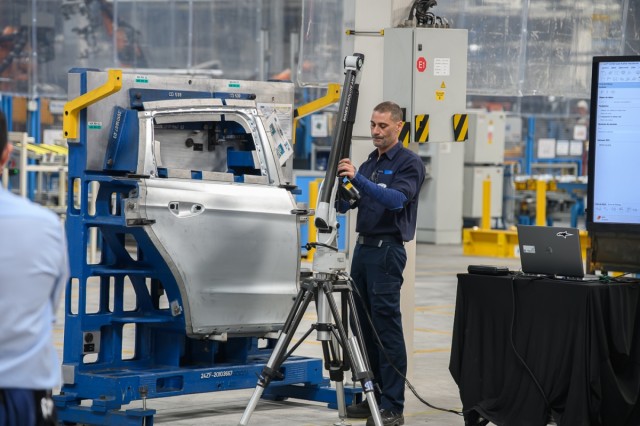 Ford plantea a los sindicatos aumentos de producción más allá de la jornada habitual por los nuevos vehículos, según UGT