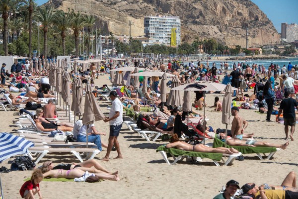 Alicante activa el protocolo por ola de calor con el refuerzo de la atención a personas sin hogar