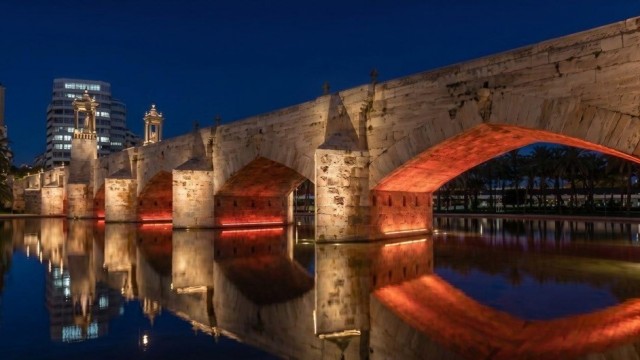 València y la Fundación Trinidad Alfonso iluminarán los 17 puentes del Jardín del Turia