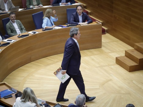 Nueva 'cabotà' del PP: pacta con Vox la exclusión de ayudas sociales a inmigrantes irregulares y la prohibición de rostros cubiertos