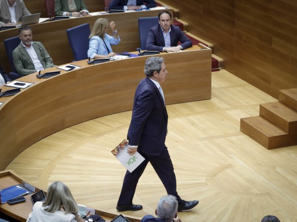 Nueva 'cabotà' del PP: pacta con Vox la exclusión de ayudas sociales a inmigrantes irregulares y la prohibición de rostros cubiertos