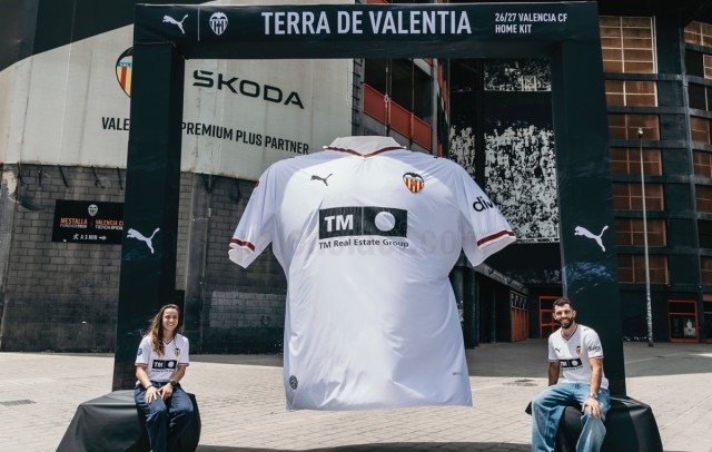 El Valencia CF instala dos camisetas gigantes en la ciudad