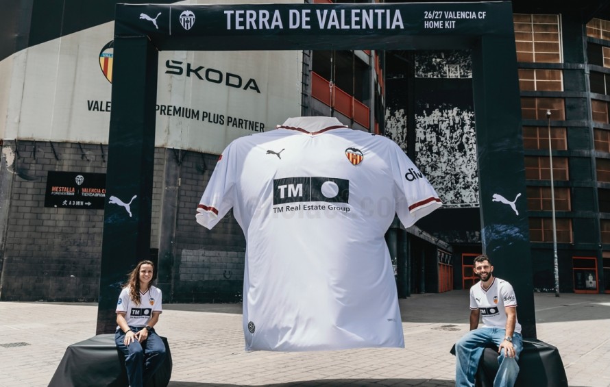 El Valencia CF instala dos camisetas gigantes en la ciudad
