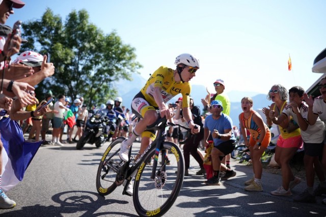Pogacar se impone de amarillo en el Alpe d'Huez