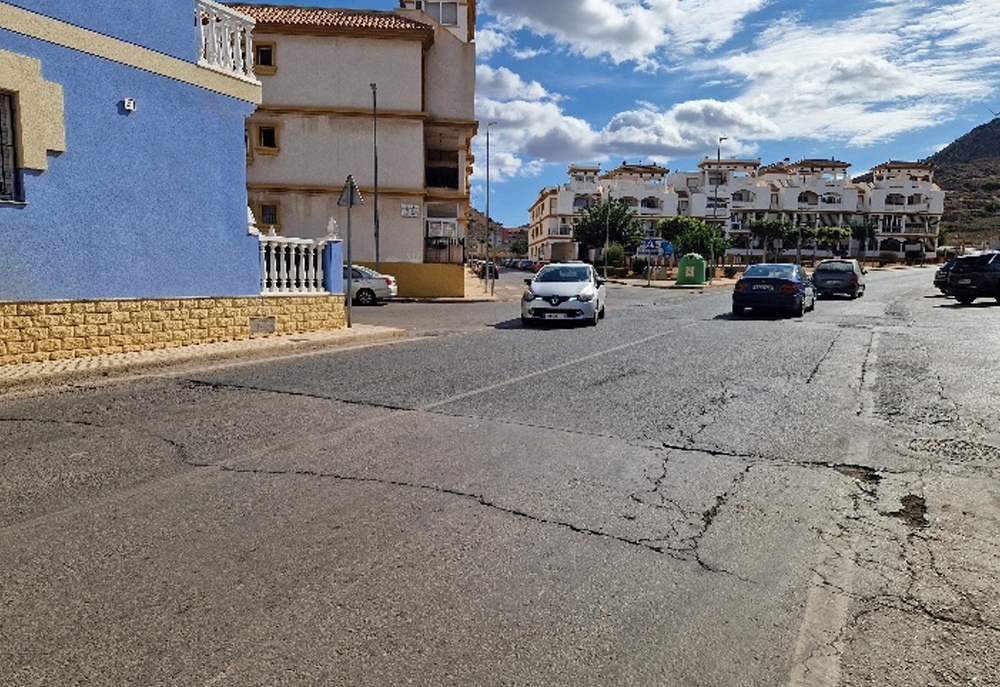 Firme deteriorado en toda la calzada.