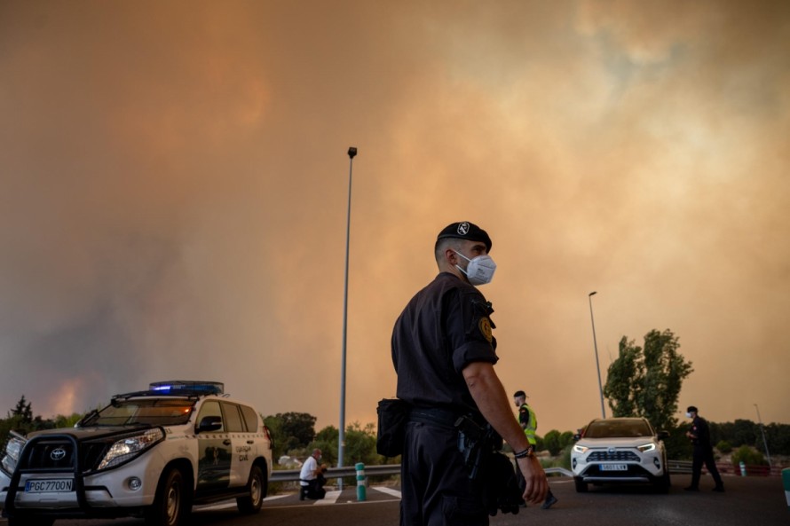 El incendio de la Sierra de Madrid avanza sin control y obliga a evacuar a 25.000 personas