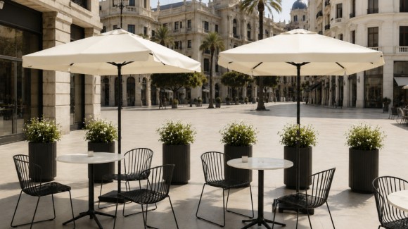 Las terrazas de la plaza del Ayuntamiento tendrán un año para adaptar su mobiliario a los nuevos criterios