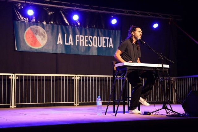 Humor, música e ilusionismo: el ciclo de artes escénicas 'A la fresqueta' de Burriana concluye su 21ª edición