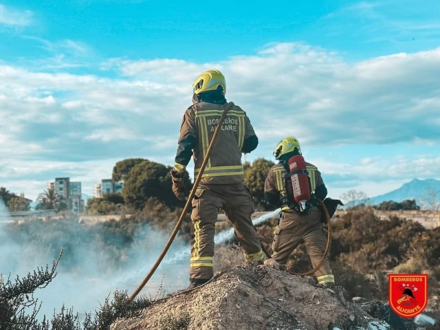 Los bomberos de Alicante despliegan un contingente para colaborar en la extinción de los incendios en el centro de España
