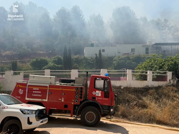 Un incendio en Vall d'Uixó obliga a desalojar una urbanización y confinar La Vilavella