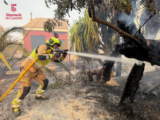 Viento de poniente, baja humedad y calor, la adversa situación del incendio de Vall d'Uixò
