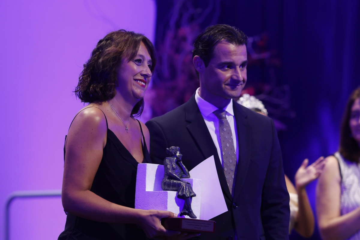 La directora del Coro Aurum de la localidad asturiana de Luanco, Elena Ross, tras recibir el ´Primer premio de Polifonia
