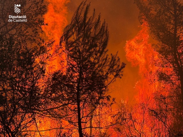 El incendio forestal de la Vall d'Uixó mantiene desalojados más de una quincena de núcleos urbanos