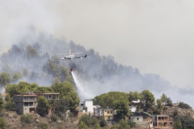 Una veintena de medios aéreos se incorporan a la extinción del fuego en la Vall d'Uixó y Emergencias manda un nuevo ES-Alert