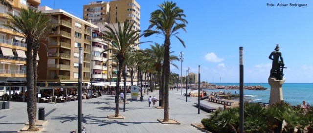 Torrevieja pide al juez alejar de un paseo turístico al vendedor ambulante que agredió a un policía