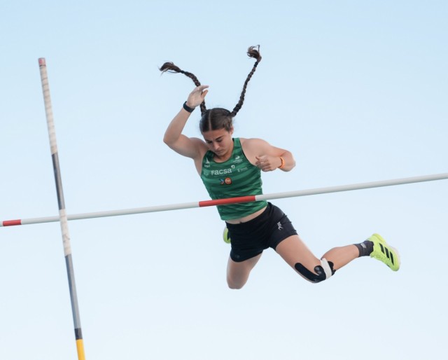 La castellonense Naiara Pérez da la sorpresa y conquista el oro nacional de pértiga