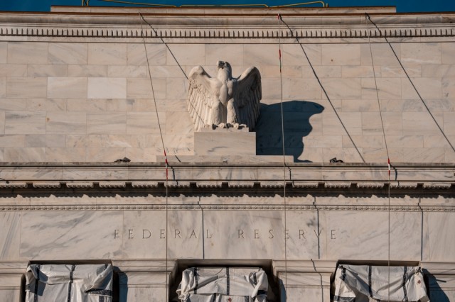 La Fed mantendrá tipos con mejores datos de inflación y empleo, en medio de la incertidumbre, según analistas