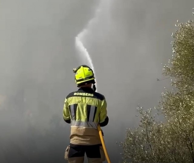 Los Bomberos de Castelló colaboran en la extinción del incendio de la Vall d'Uixó
