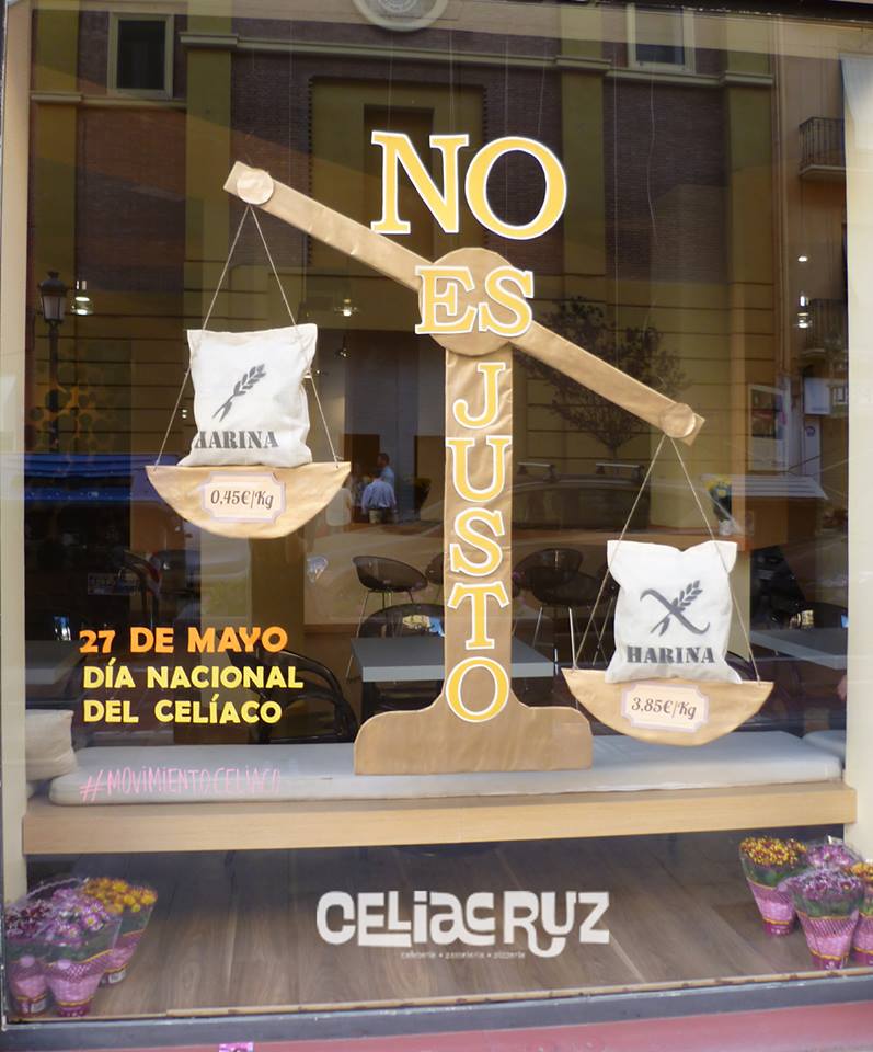 Escaparate de la cafetería 'Celia Cruz' con motivo del Día Nacional del Celíaco - 