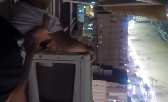 Rescatan a un menor sentado sobre un aire acondicionado exterior en la planta 21 de un piso en Benidorm