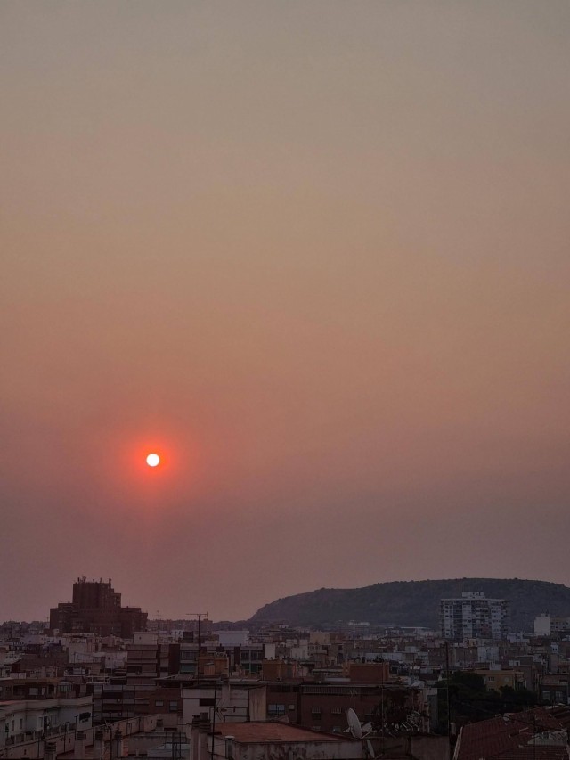 El humo de los incendios del centro de España llega a la provincia de Alicante