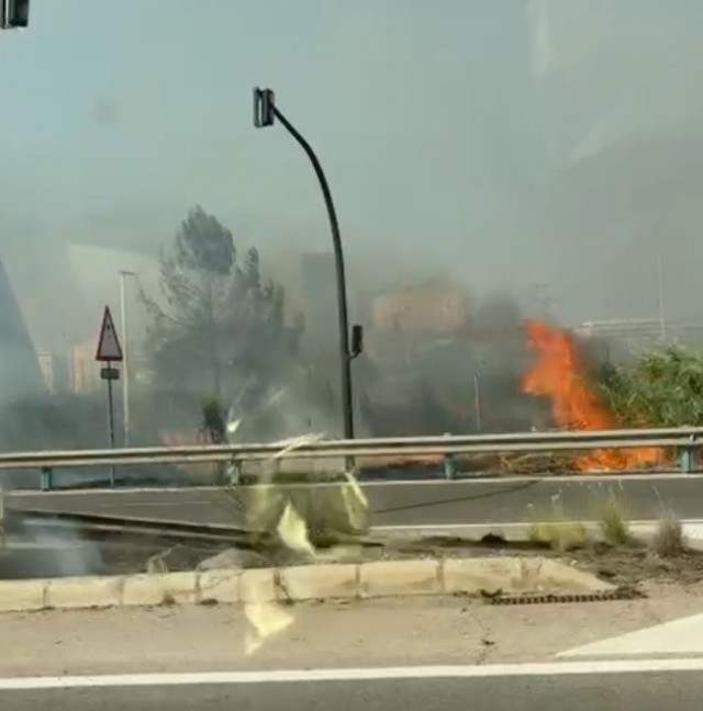 Un fuego junto al Oceanogràfic para la línea de tranvía y el acceso a València por la V-15