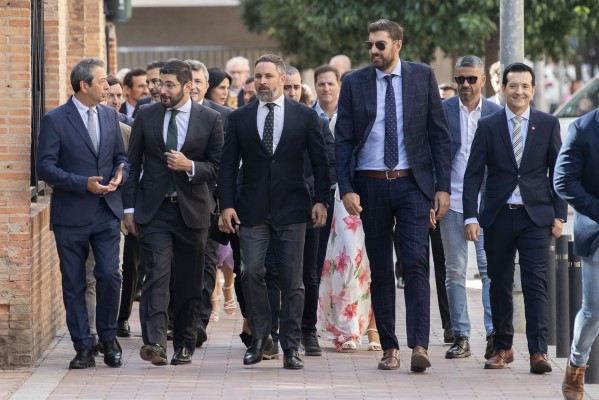 Antelo se reúne de urgencia con Abascal para decidir si rompe el pacto con Miras tras aceptar el PP el reparto de los niños inmigrantes