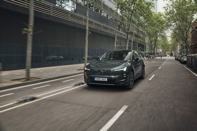 Volvo Cars comienza las entregas a clientes del nuevo SUV totalmente eléctrico EX60