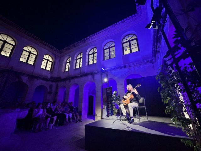 Álvaro Pierri emociona a Elche con un magistral concierto homenaje en el XXVIII Festival de Guitarra