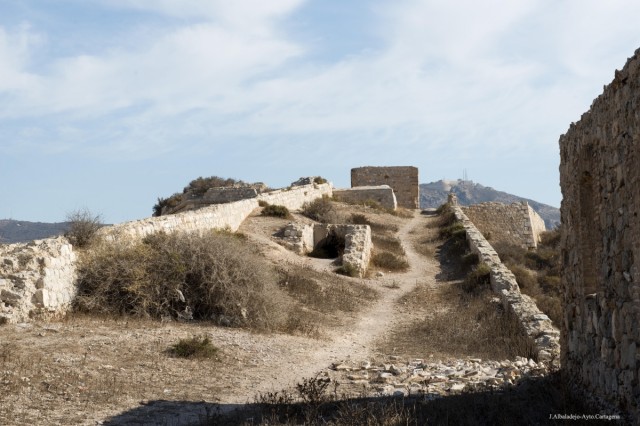 La Plataforma del Castillo de Moros denuncia cuatro años de incumplimientos y el deterioro del monumento