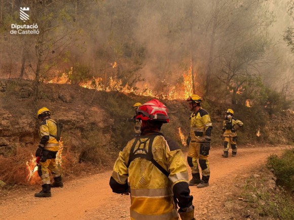 El incendio forestal de la Vall d'Uixó quema 7.200 hectáreas y sigue sin control