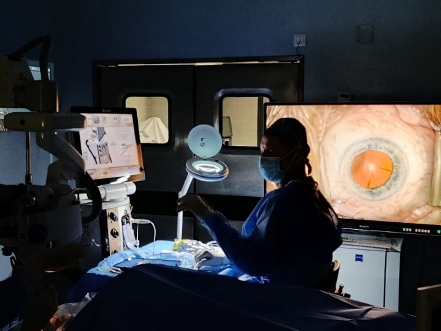 El Hospital de Sant Joan d’Alacant incorpora un microscopio digital 3D que mejora la precisión y la seguridad de la cirugía oftalmológica