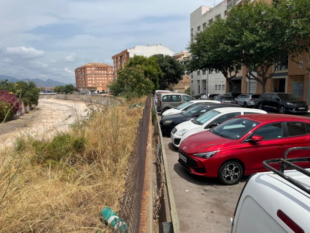 El PSPV reclama la limpieza de maleza en el Riu Sec por riesgo de incendio y exige 