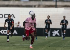 El Valencia CF pone rumbo a Inglaterra con la ausencia de Sadiq