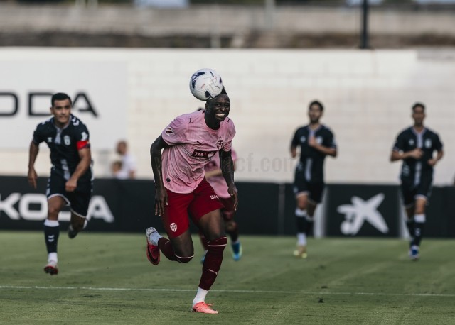 El Valencia CF pone rumbo a Inglaterra con la ausencia de Sadiq